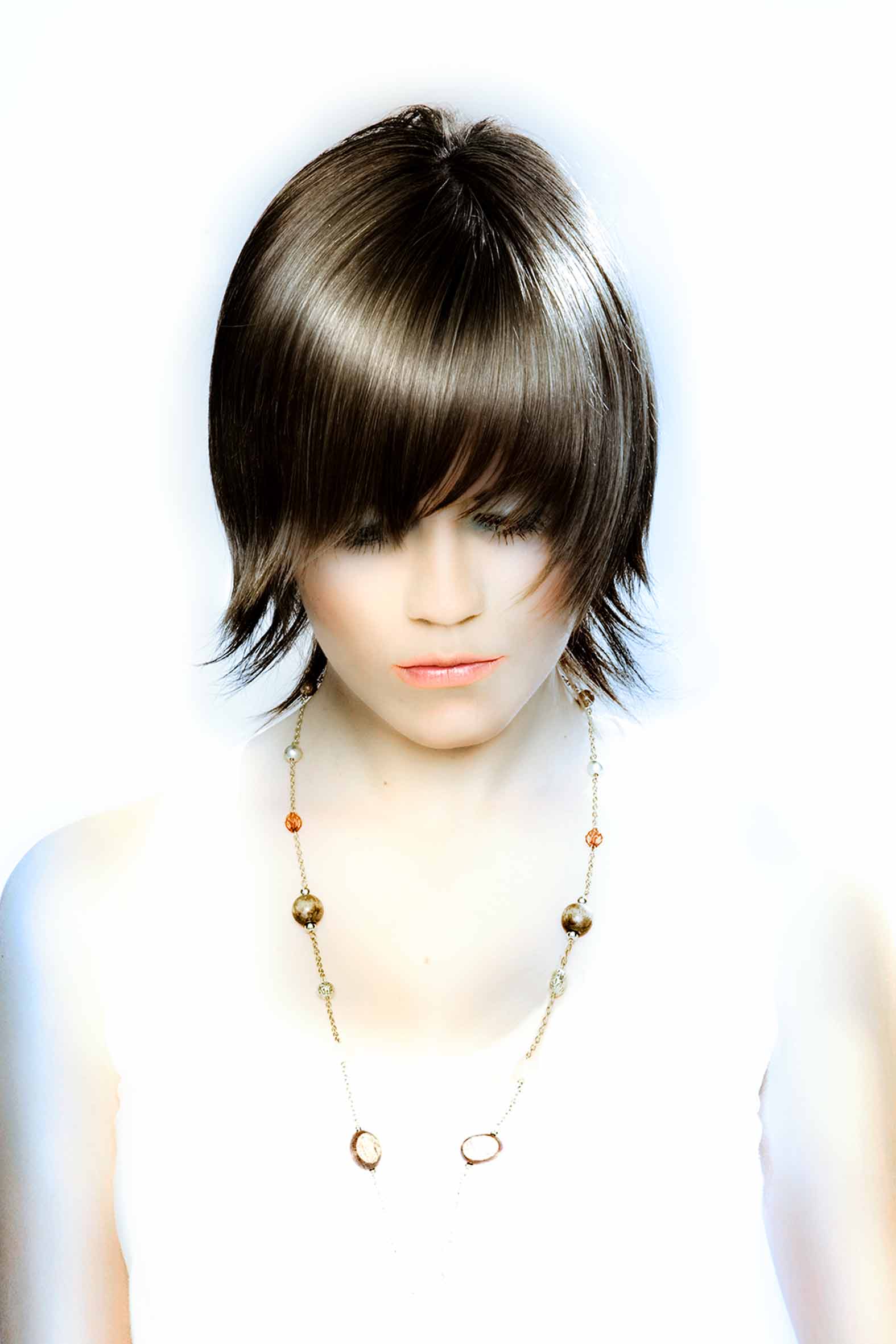 Model-with-textured-short-bob